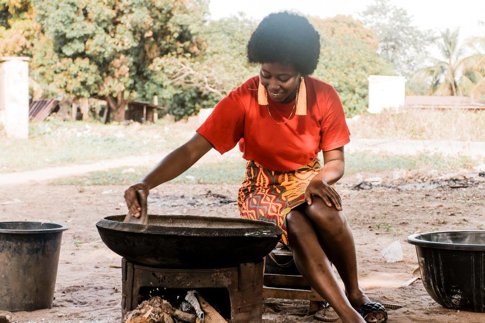 Femme transformant le manioc au sein d'une coopérative