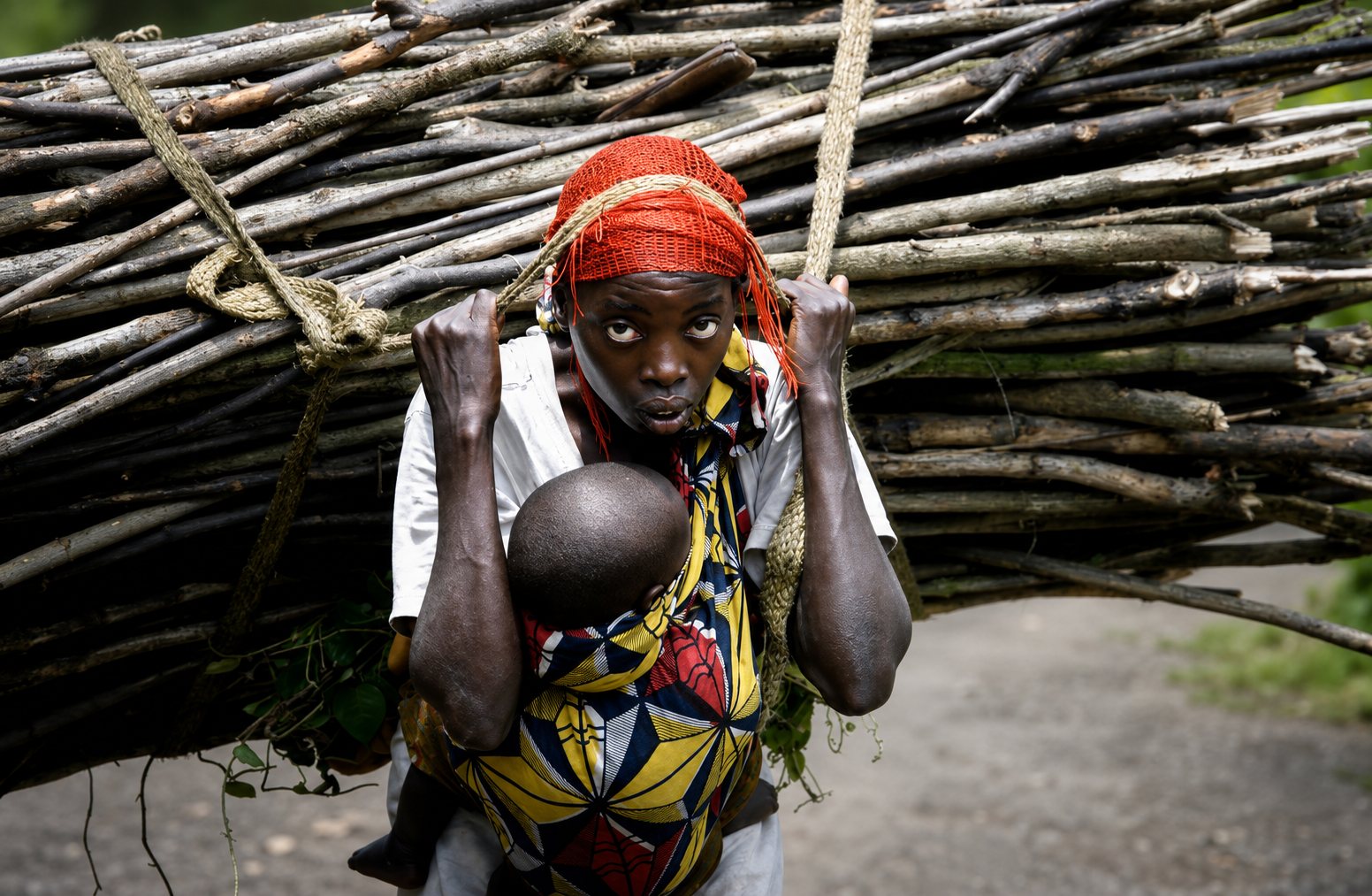Femme portant du bois de chauffe — pression sur la ressource forestière