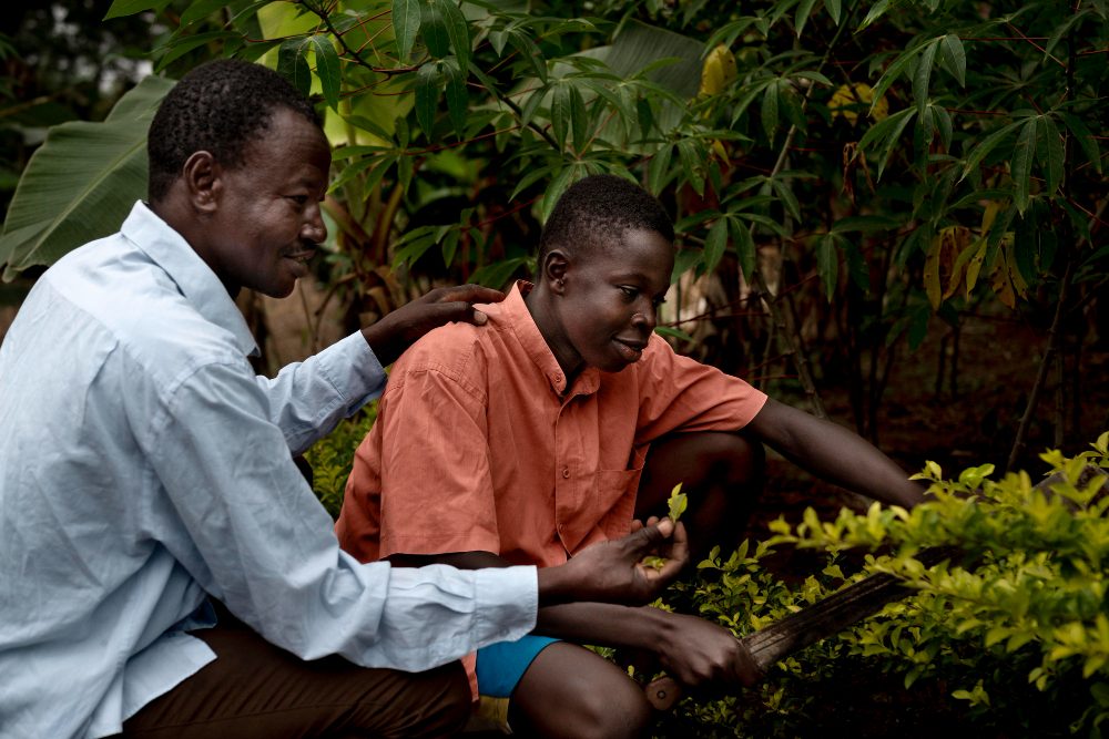 Formation agricole d'un jeune sur le terrain